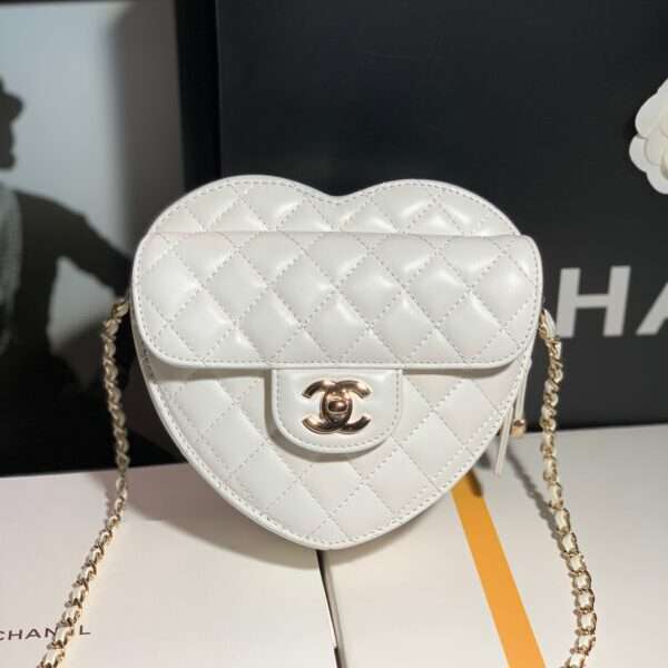 Chanel Ohanel 22ss White Heart Shaped Handbag 16.5x18x6.5cm
