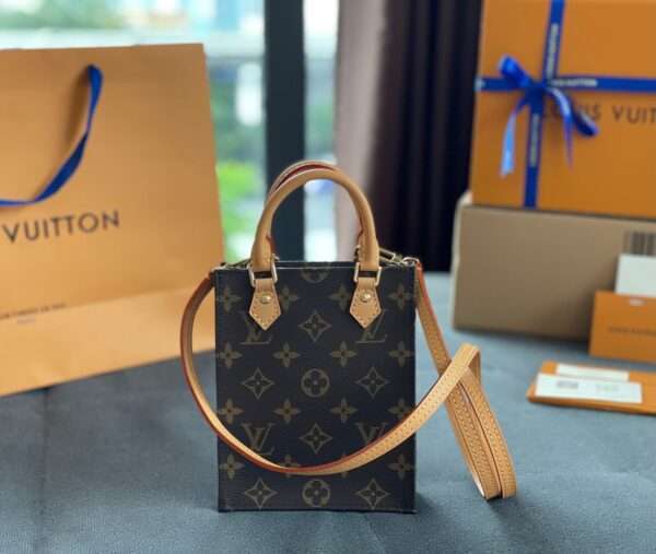 Louis Vuitton LV Petit Sacplat Women's Handbag Traditional Pattern 17x14cm