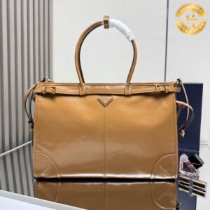 Prada leather handbag in shiny gold leather AC448