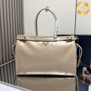 Prada leather handbag in beige patent leather AC447