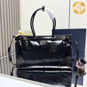 Prada leather handbag in patent leather AJ112