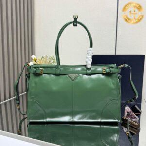Prada leather handbag in blue patent leather AJ114