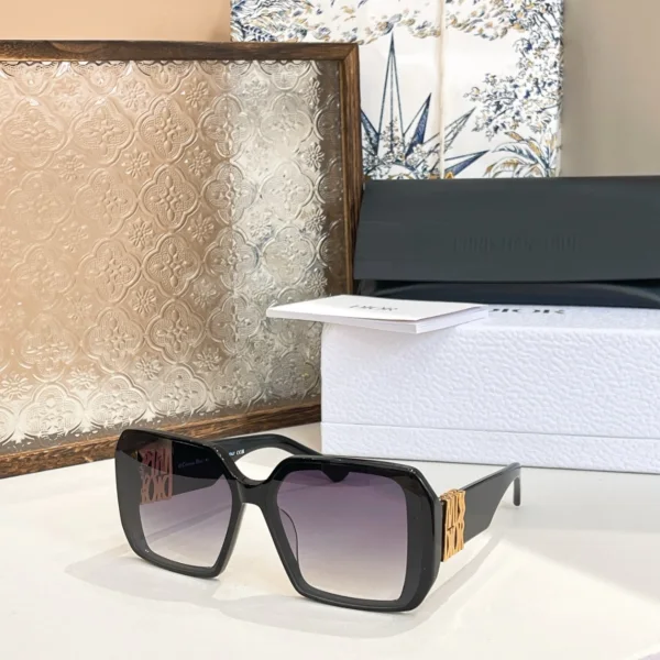 Miss Dior sunglasses woman