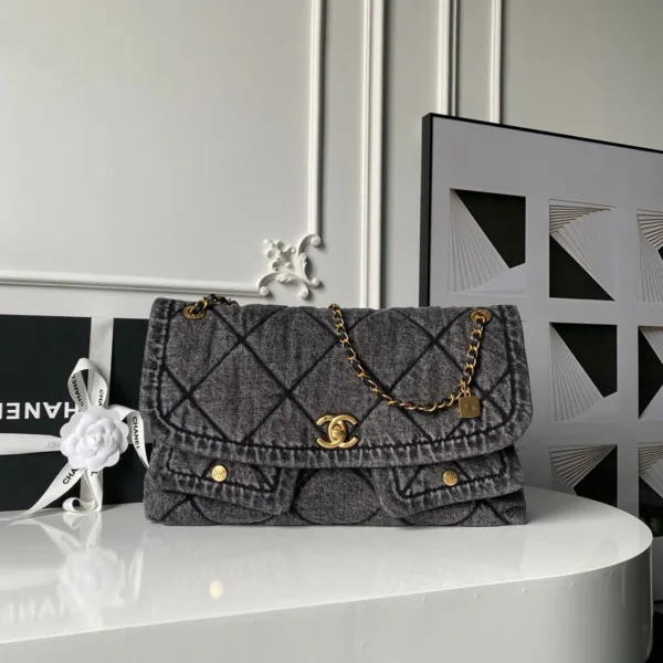 Chanel Maxi Flapbag in washed denim with gold-tone metal hardware