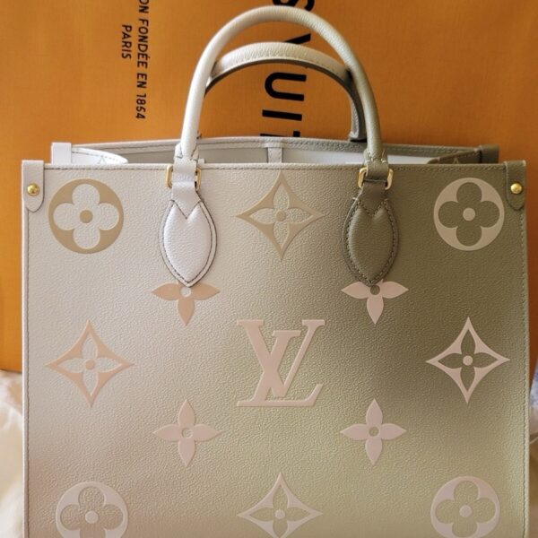 Louis Vuitton OnTheGo MM tote bag from the "Spring in the City" collection