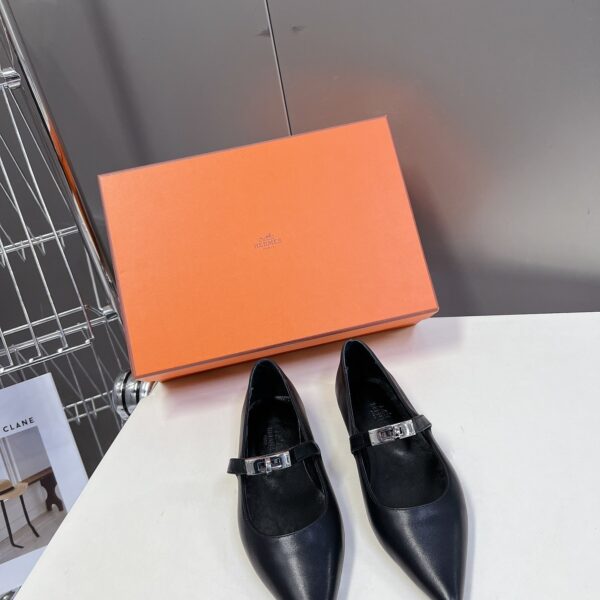 Hermes Women Black Leather Pointed Toe Flats