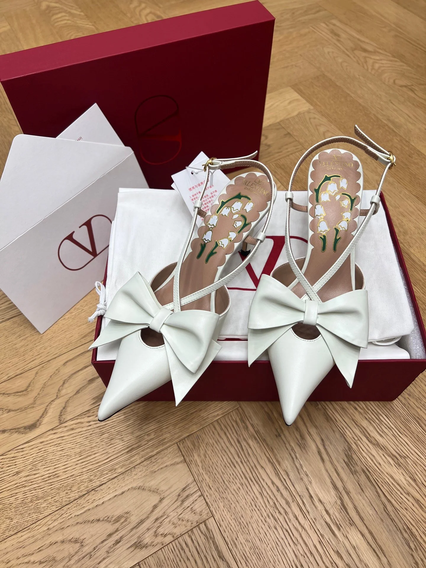 Valentino Women White Leather Bow Accent Pumps