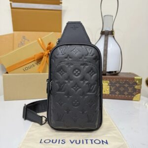 Louis Vuitton Avenue pm Crossbody bag in Taurillion Monogram